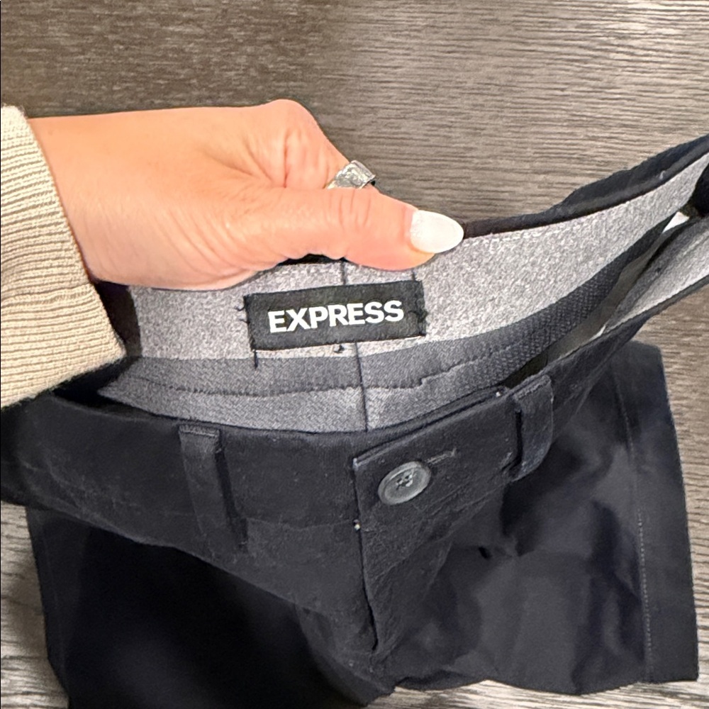 Express Men's Black Flat Front Shorts - Picture 5 of 6